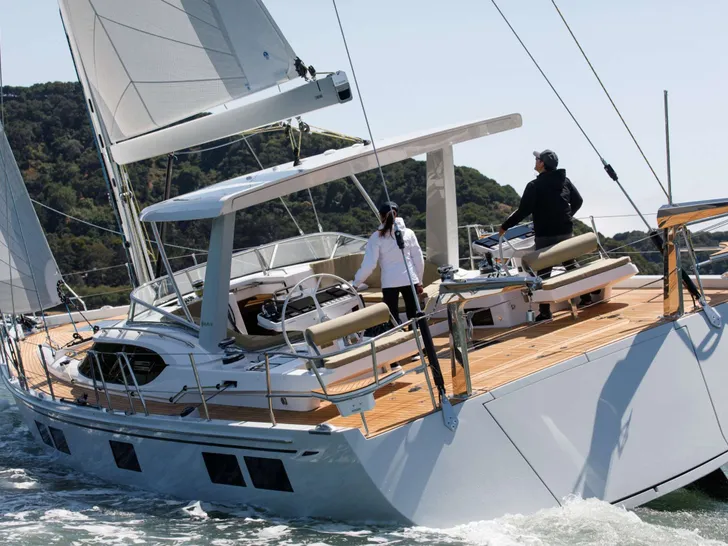 VANISHING POINT Hylas H57 - stern view VANISHING POINT Hylas H57 - stern view