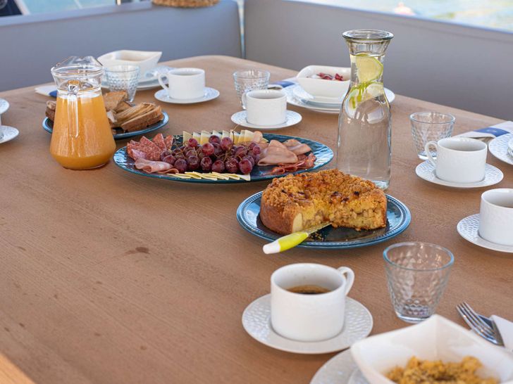 KAMCHATKA Ventura 14 - breakfast KAMCHATKA Ventura 14 - breakfast