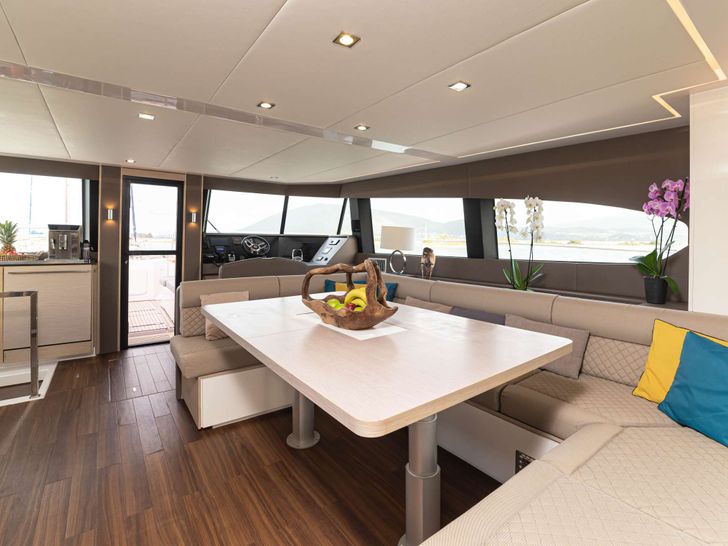 KAMCHATKA Ventura 14 - indoor dining area KAMCHATKA Ventura 14 - indoor dining area