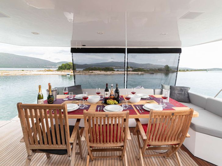 KAMCHATKA Ventura 14 - aft deck alfresco dining area KAMCHATKA Ventura 14 - aft deck alfresco dining area