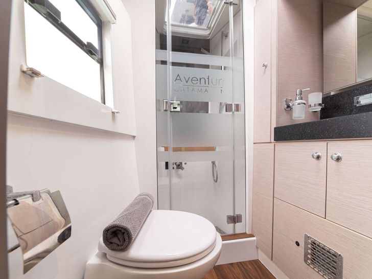 KAMCHATKA Ventura 14 - master cabin bathroom KAMCHATKA Ventura 14 - master cabin bathroom
