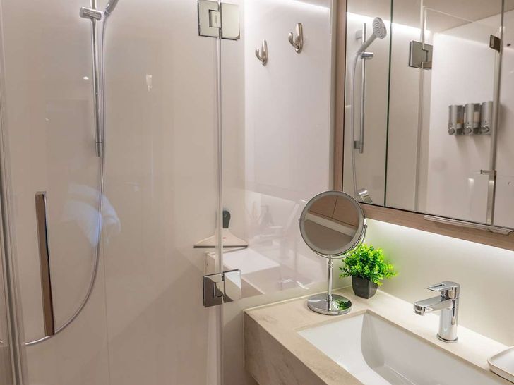 ISLAND HOPPIN 55 Lagoon 55 - master cabin bathroom ISLAND HOPPIN 55 Lagoon 55 - master cabin bathroom