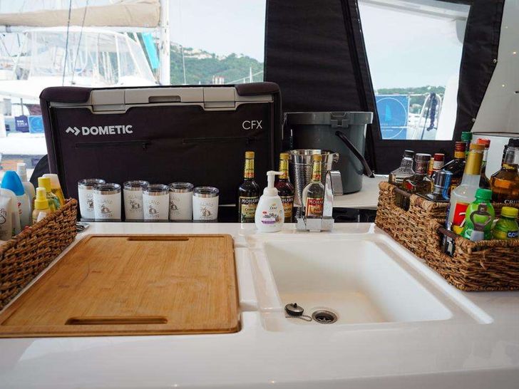 ISLAND HOPPIN 55 Lagoon 55 - aft deck bar kitchenette ISLAND HOPPIN 55 Lagoon 55 - aft deck bar kitchenette