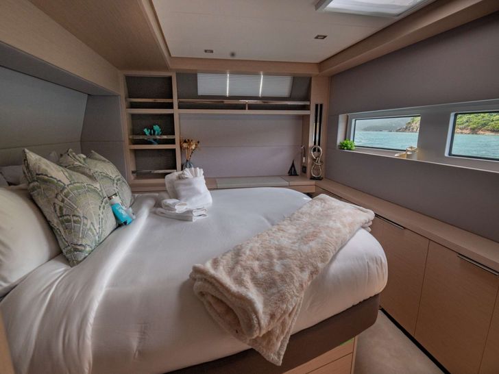 ISLAND HOPPIN 55 Lagoon 55 - master cabin bed ISLAND HOPPIN 55 Lagoon 55 - master cabin bed