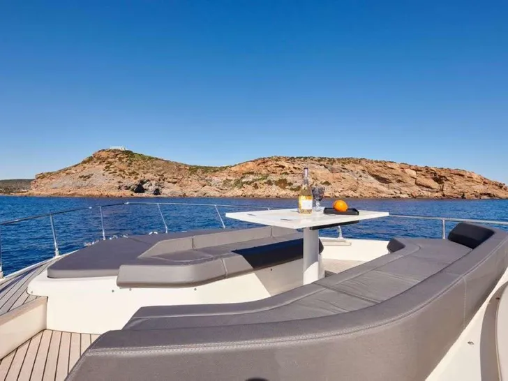 EL PETAS Ferretti 550 foredeck EL PETAS Ferretti 550 foredeck