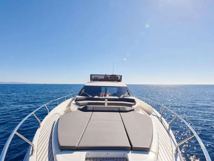 EL PETAS Ferretti 550 foredeck bronzing area EL PETAS Ferretti 550 foredeck bronzing area