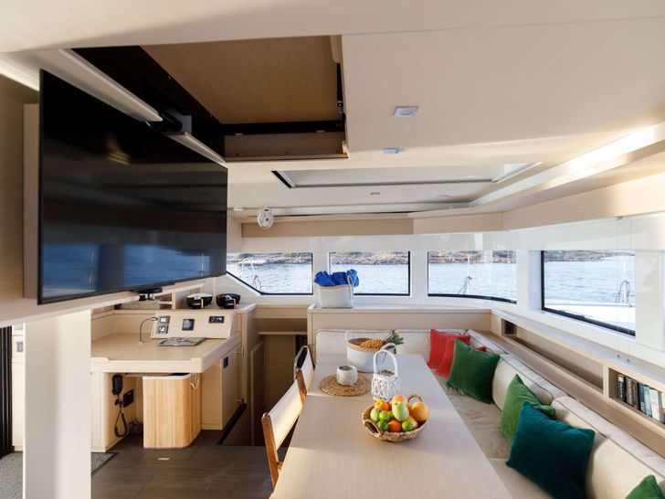 ADEL Lagoon 55 - saloon TV ADEL Lagoon 55 - saloon TV