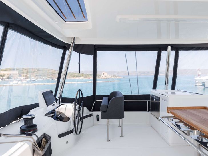 ADEL Lagoon 55 - flybridge helm ADEL Lagoon 55 - flybridge helm