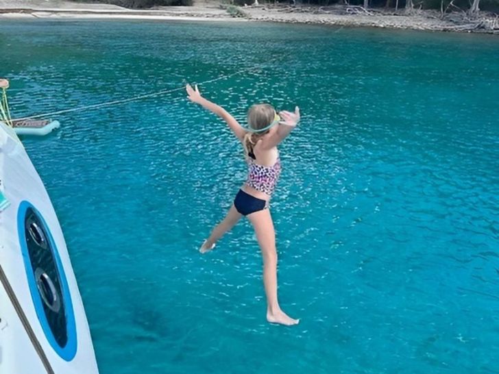 SUN GODDESS Royal Cape 53 - guest jumping into the water SUN GODDESS Royal Cape 53 - guest jumping into the water