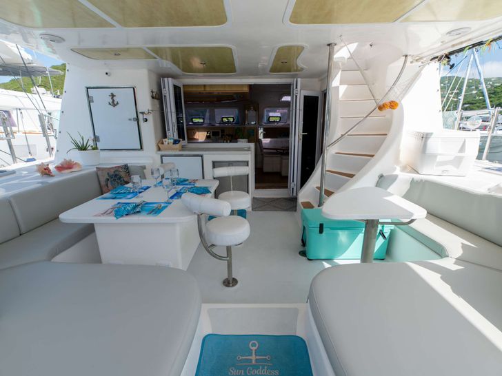 SUN GODDESS Royal Cape 53 - aft deck SUN GODDESS Royal Cape 53 - aft deck