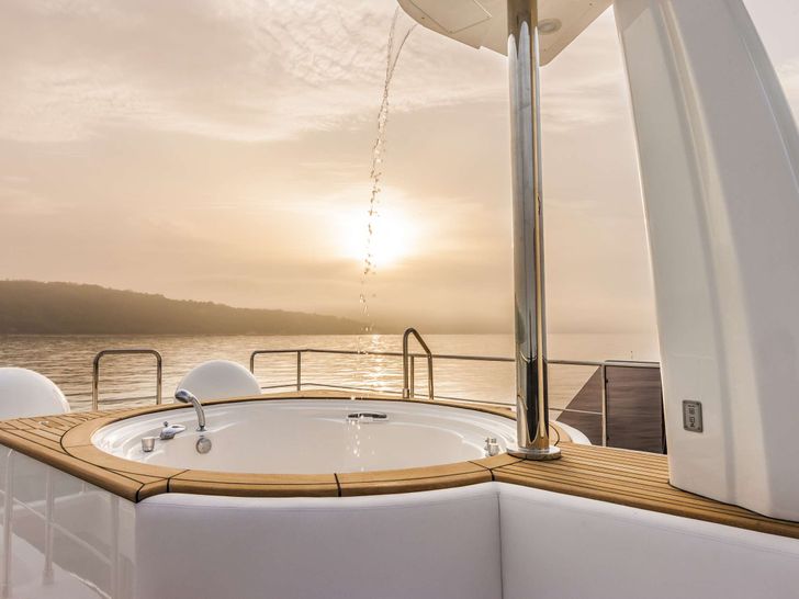 YVONNE Ferretti Custom Line Navetta 28 - jacuzzi YVONNE Ferretti Custom Line Navetta 28 - jacuzzi
