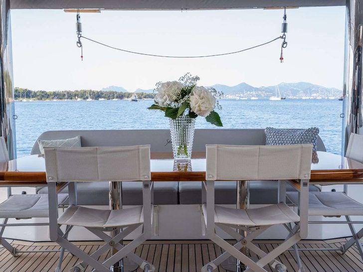 SEAZEN II Sunreef 70 - aft deck dining area SEAZEN II Sunreef 70 - aft deck dining area