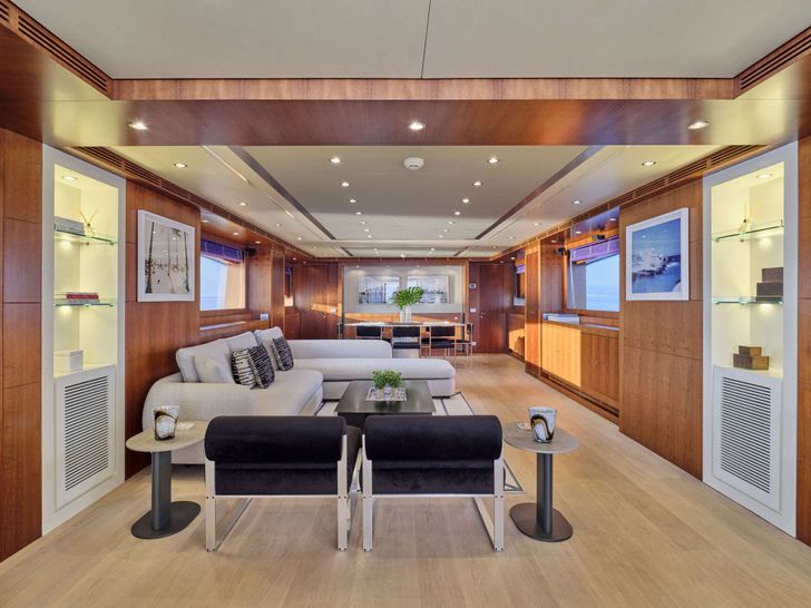 Main Deck Salon&Dining Area Main Deck Salon&Dining Area