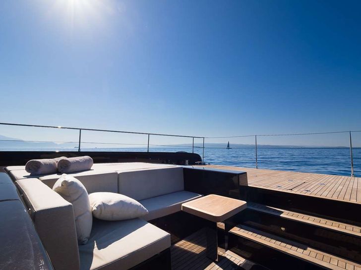 AMBER ONE Sunreef 70 - foredeck lounge AMBER ONE Sunreef 70 - foredeck lounge