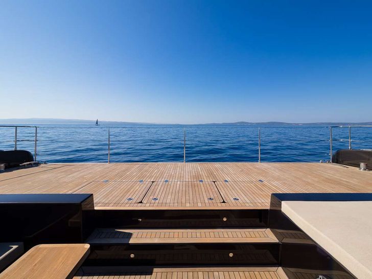 AMBER ONE Sunreef 70 - foredeck teak platform AMBER ONE Sunreef 70 - foredeck teak platform