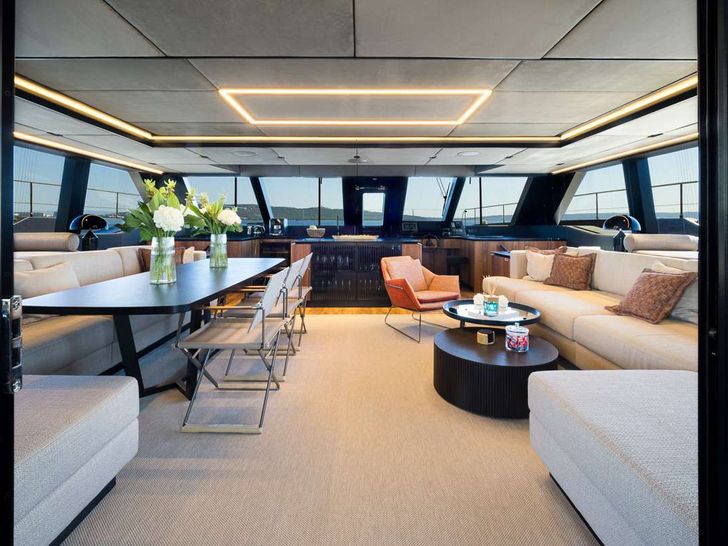 AMBER ONE Sunreef 70 - saloon and indoor dining area AMBER ONE Sunreef 70 - saloon and indoor dining area