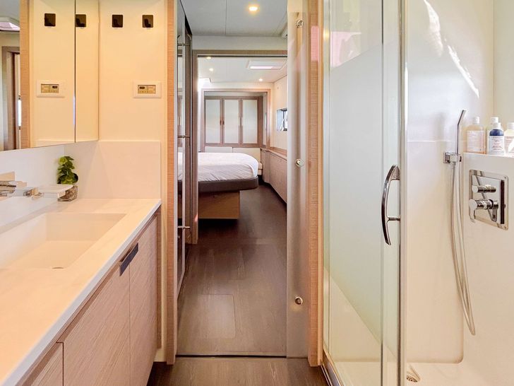 PRINCESS MILA Fountaine Pajot 67 - Guest Cabin 1 Head PRINCESS MILA Fountaine Pajot 67 - Guest Cabin 1 Head