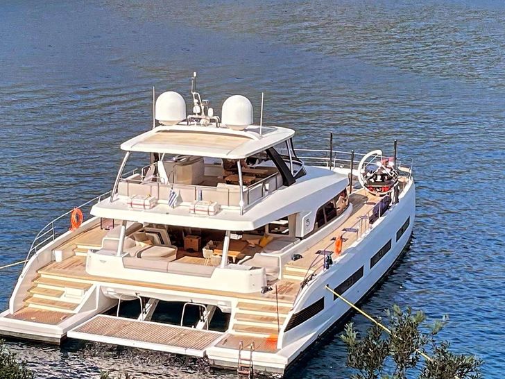 CRAZY HORSE Lagoon 78 - aft shot CRAZY HORSE Lagoon 78 - aft shot