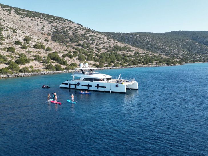 CRAZY HORSE Lagoon 78 - anchored CRAZY HORSE Lagoon 78 - anchored