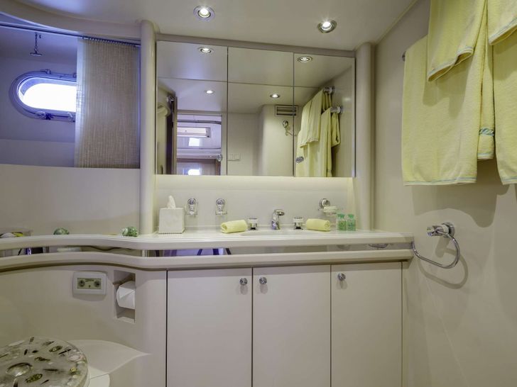 NOMMO - Jongert 28 m,master cabin bathroom NOMMO - Jongert 28 m,master cabin bathroom