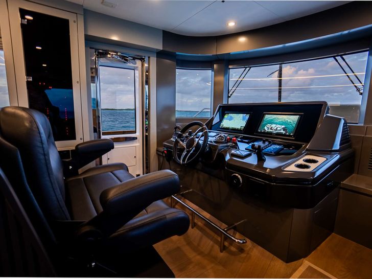 NORMAN`S T4 Sirena 68 - cockpit NORMAN`S T4 Sirena 68 - cockpit