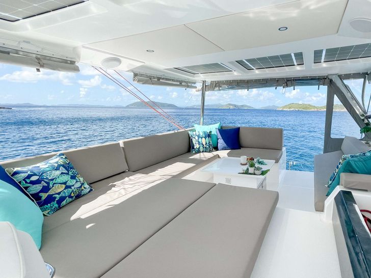 SEVEN Voyage 590e - flybridge seating and bronzing area SEVEN Voyage 590e - flybridge seating and bronzing area