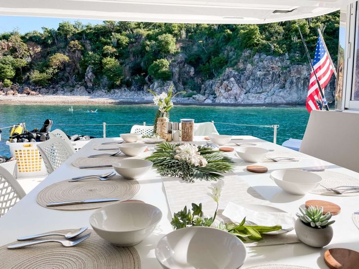 SEVEN Voyage 590e - alfresco dining set up SEVEN Voyage 590e - alfresco dining set up
