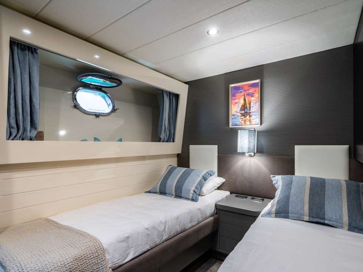 FOURTEEN - Canados 85 ft.,twin cabin