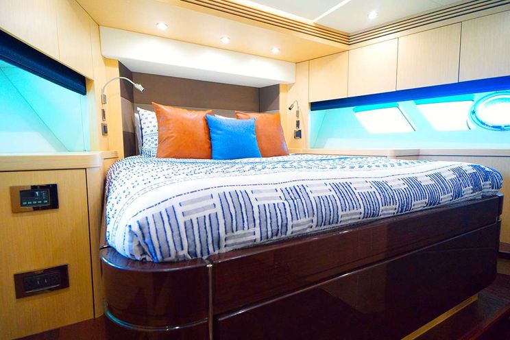 Charter Yacht DADDY`S $ - Sunseeker 75 - 3 Cabins - Nassau - Exumas - Bahamas