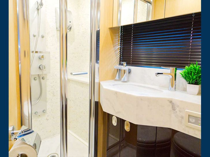 DADDY'S $ - Sunseeker 75 ft.,VIP cabin bathroom