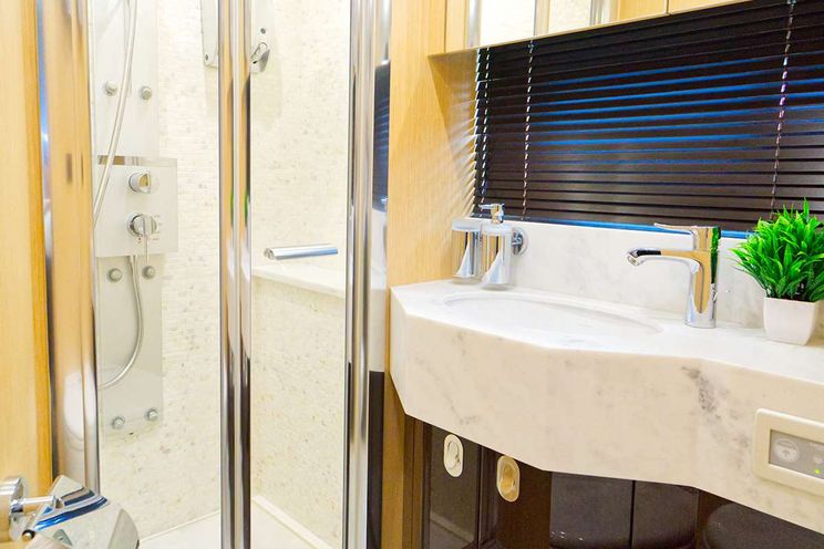 Charter Yacht DADDY`S $ - Sunseeker 75 - 3 Cabins - Nassau - Exumas - Bahamas