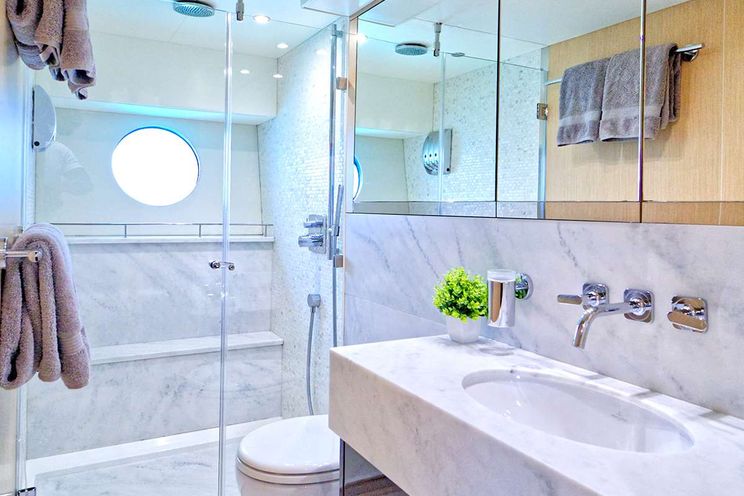 Charter Yacht DADDY`S $ - Sunseeker 75 - 3 Cabins - Nassau - Exumas - Bahamas