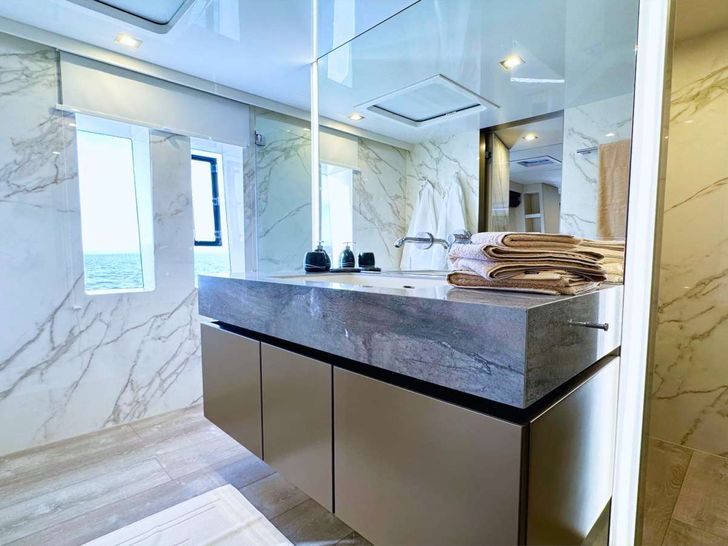 NALA ONE Sunreef 80 - master cabin bathroom NALA ONE Sunreef 80 - master cabin bathroom