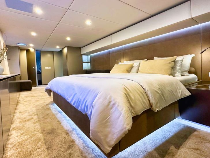 NALA ONE Sunreef 80 - master cabin bed NALA ONE Sunreef 80 - master cabin bed