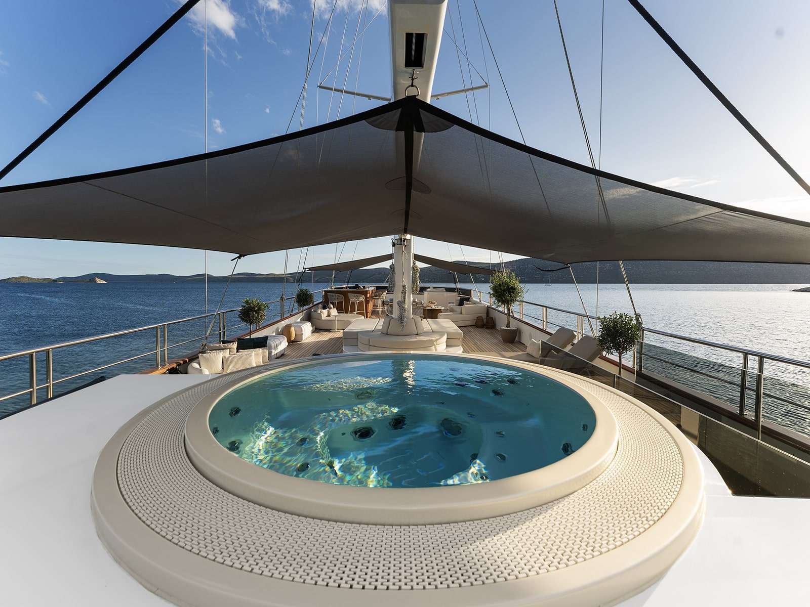 MAXITA Custom Sailing Yacht 39m - sundeck jacuzzi