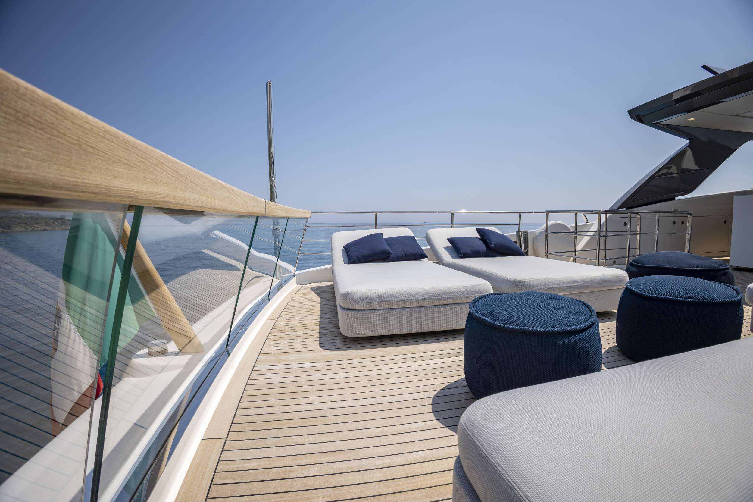 AMAN Sanlorenzo SL96 - sundeck sunbeds
