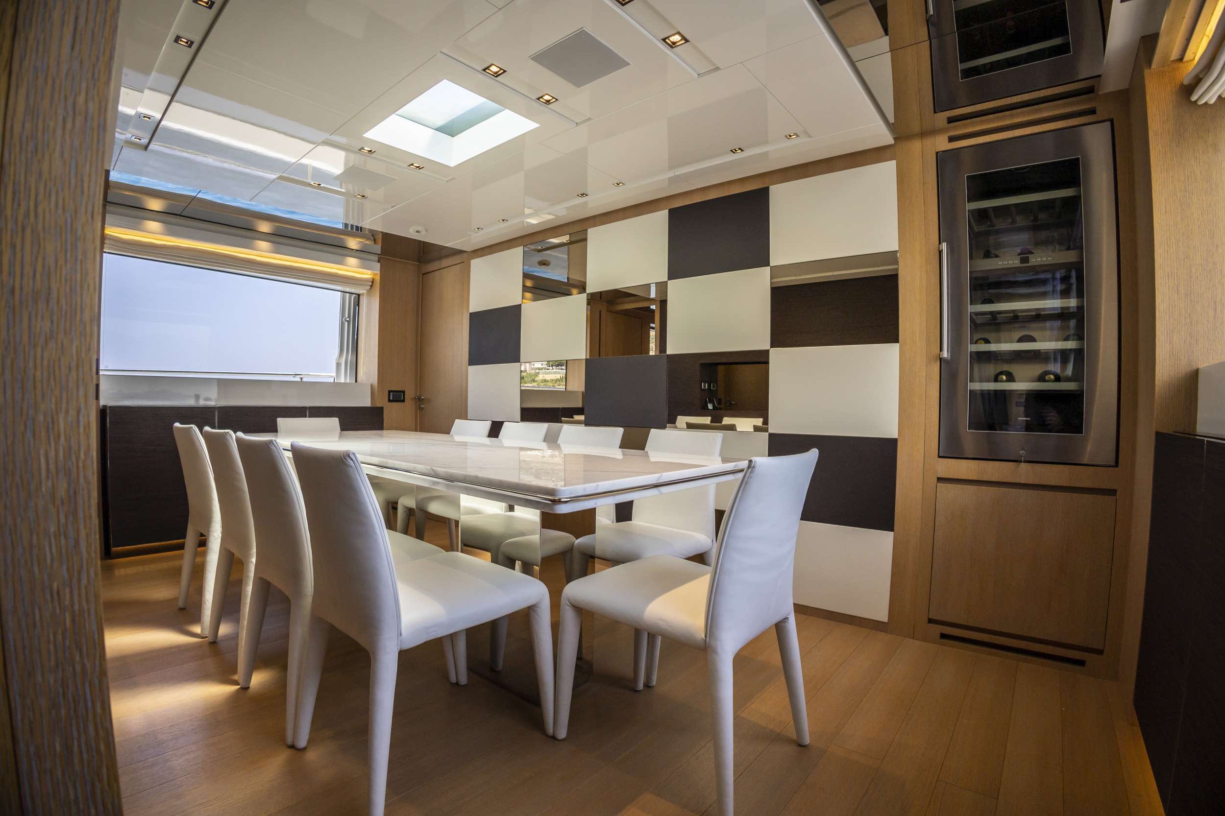 AMAN Sanlorenzo SL96 - saloon dining area