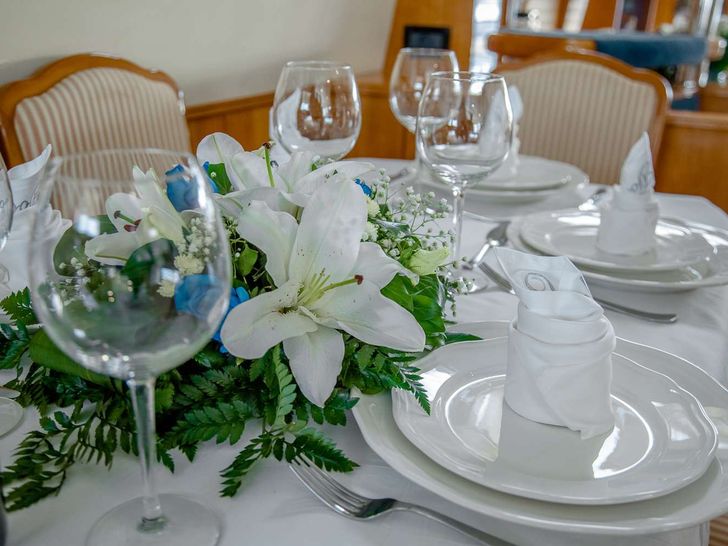 GODSPEED Princess Viking 72 - dining set up GODSPEED Princess Viking 72 - dining set up