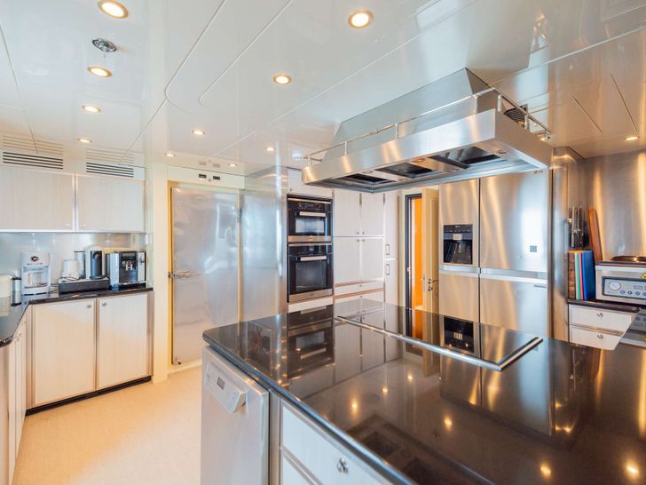 STAY SALTY Horizon P130 - galley STAY SALTY Horizon P130 - galley