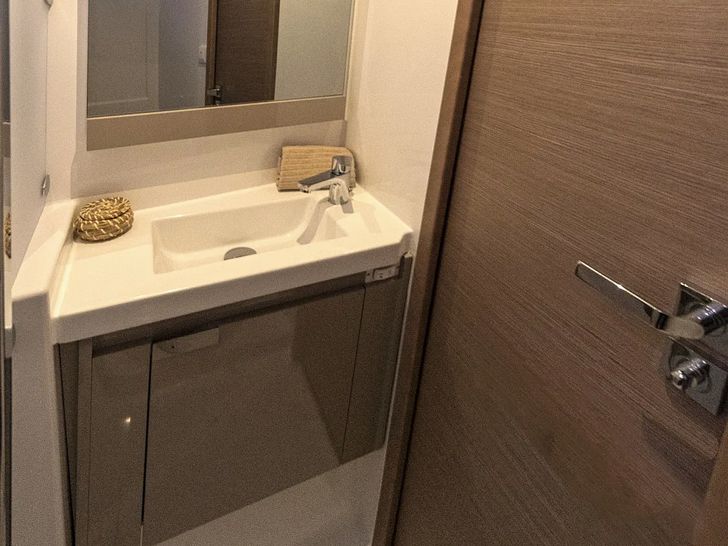 PAPA CHARLIE Fountaine Pajot Aura 51 - cabin 2 bathroom PAPA CHARLIE Fountaine Pajot Aura 51 - cabin 2 bathroom