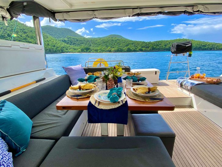 VENTANA AL MAR Lagoon 52 - aft deck dining VENTANA AL MAR Lagoon 52 - aft deck dining