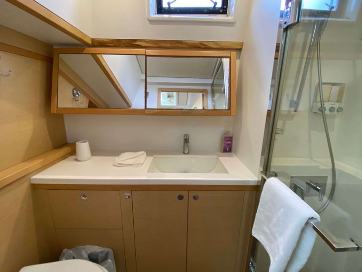 VENTANA AL MAR Lagoon 52 - cabin 2 bathroom VENTANA AL MAR Lagoon 52 - cabin 2 bathroom