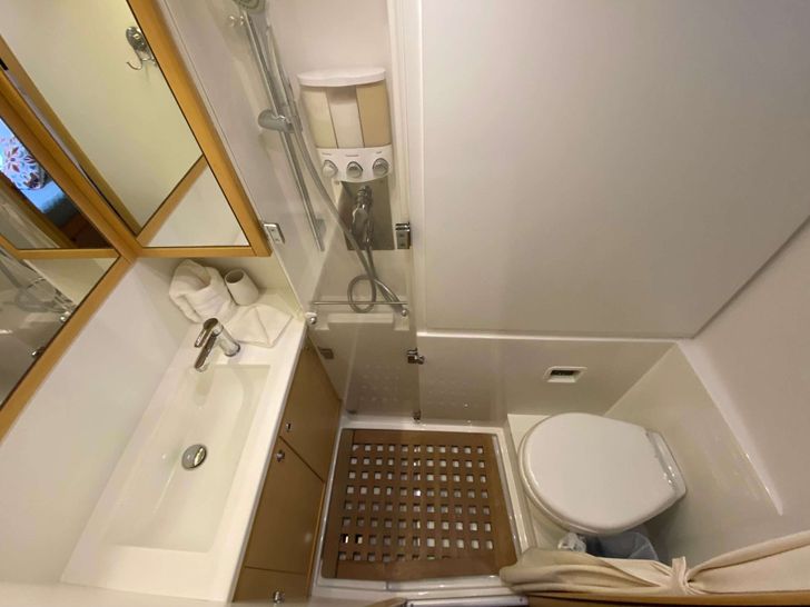 VENTANA AL MAR Lagoon 52 - cabin 1 bathroom VENTANA AL MAR Lagoon 52 - cabin 1 bathroom