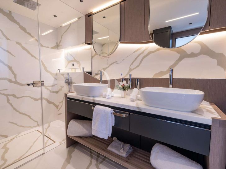 MY SCORPION Sunseeker 100 - cabin bathroom MY SCORPION Sunseeker 100 - cabin bathroom