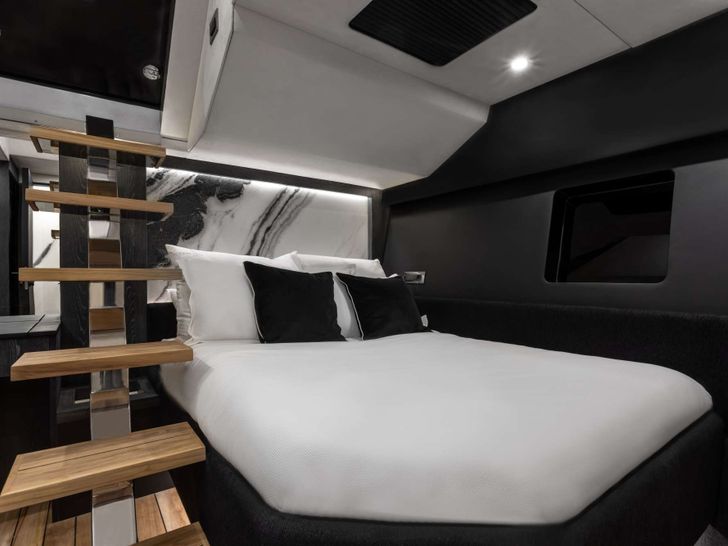 MOON SHADOW Moon Yacht 6TY - VIP cabin MOON SHADOW Moon Yacht 6TY - VIP cabin