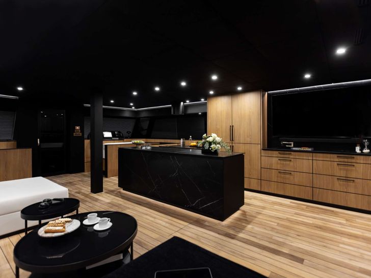 MOON SHADOW Moon Yacht 6TY - saloon TV MOON SHADOW Moon Yacht 6TY - saloon TV