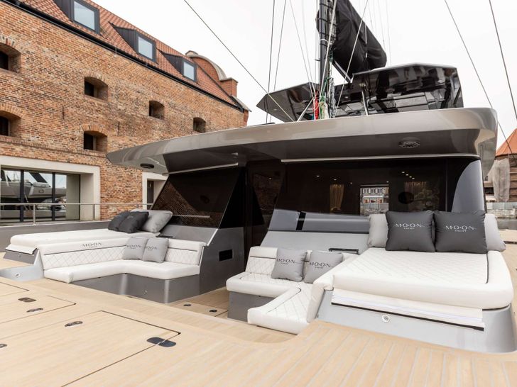 MOON SHADOW Moon Yacht 6TY - foredeck MOON SHADOW Moon Yacht 6TY - foredeck