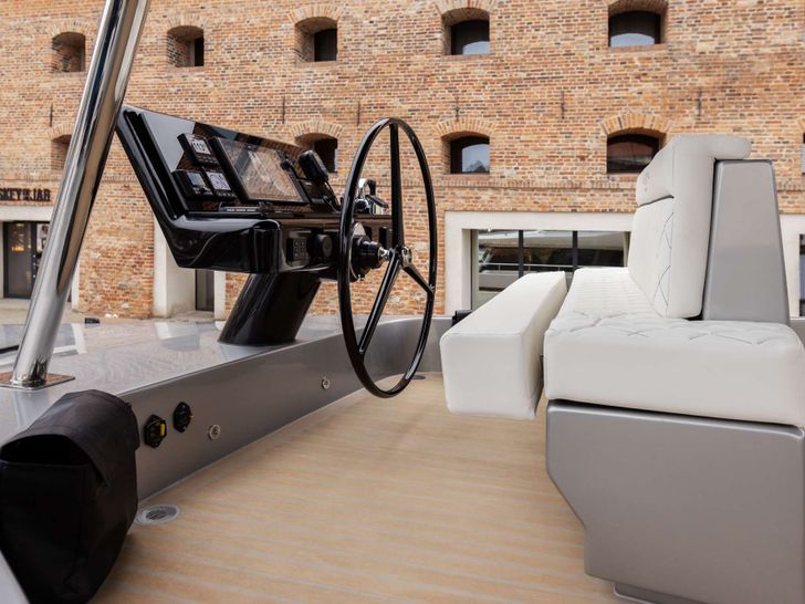 MOON SHADOW Moon Yacht 6TY - helm MOON SHADOW Moon Yacht 6TY - helm