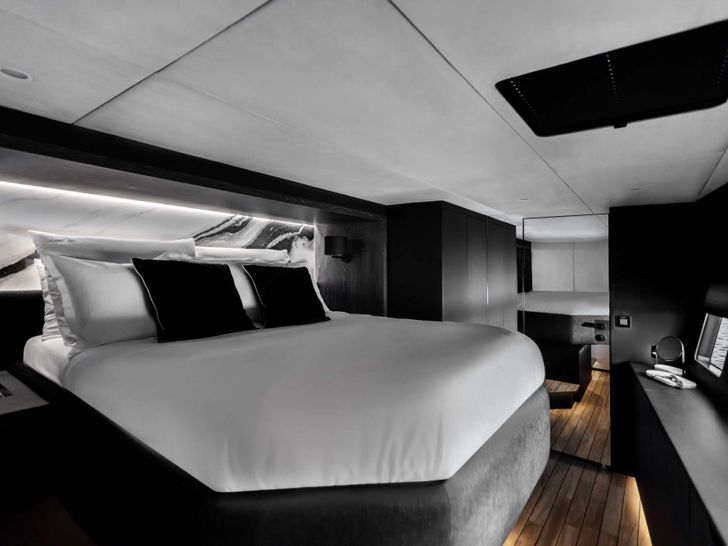 MOON SHADOW Moon Yacht 6TY - master cabin MOON SHADOW Moon Yacht 6TY - master cabin