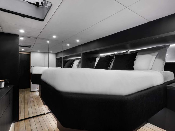 MOON SHADOW Moon Yacht 6TY - master cabin bed MOON SHADOW Moon Yacht 6TY - master cabin bed